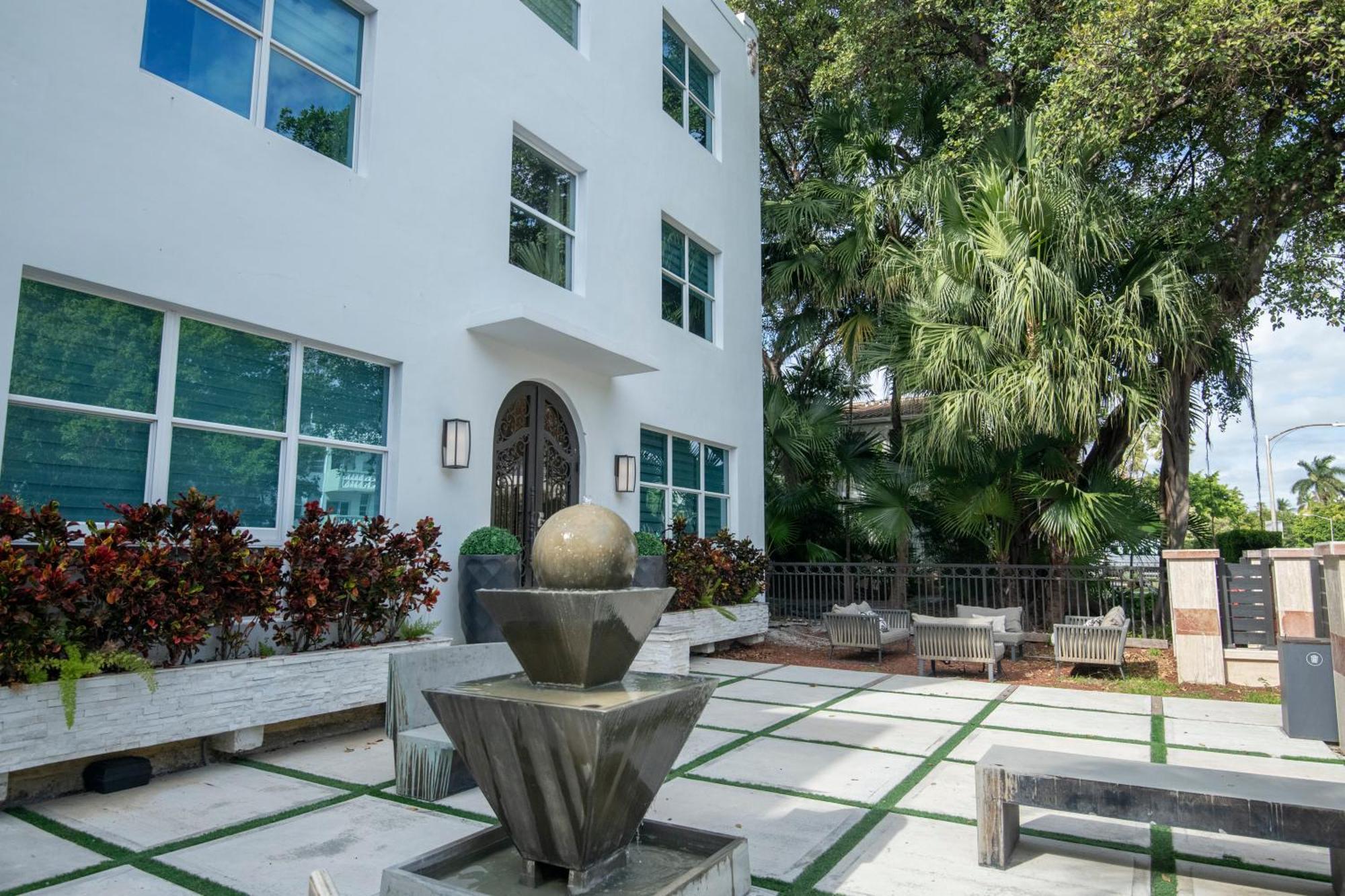 Renzzi On The Beach Miami Beach Exterior photo